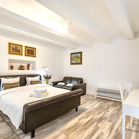 Casa Atanasiu Langa Biserica Neagra In Centrul Istoric (adults Only) بيت ضيافة