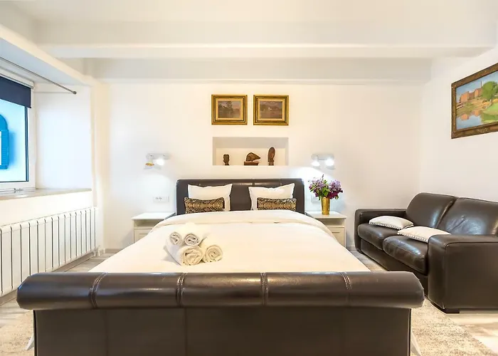 Casa Atanasiu Lângă Biserica Neagră în Centrul Istoric Pensiune 3*