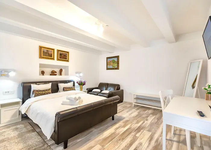 Casa Atanasiu Lângă Biserica Neagră în Centrul Istoric Pensiune